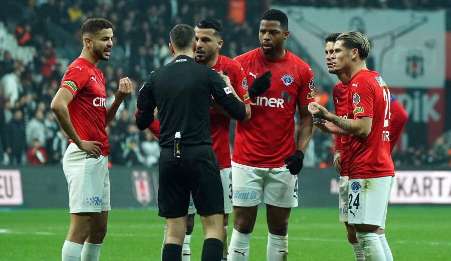 Selçuk İnan Beşiktaş - Kasımpaşa maçında sinir kriz geçirdi! "Çok net hakem  hatası var" | Türkiye Gazetesi