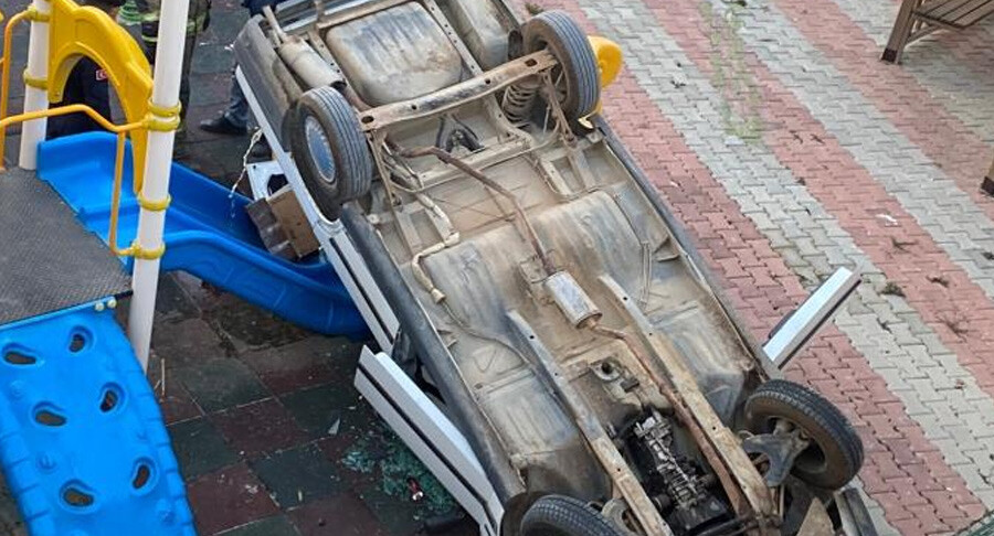 Otomobil çocuk parkına uçtu, sürücü yaralandı Otomobil çocuk parkına uçtu, sürücü yaralandı
