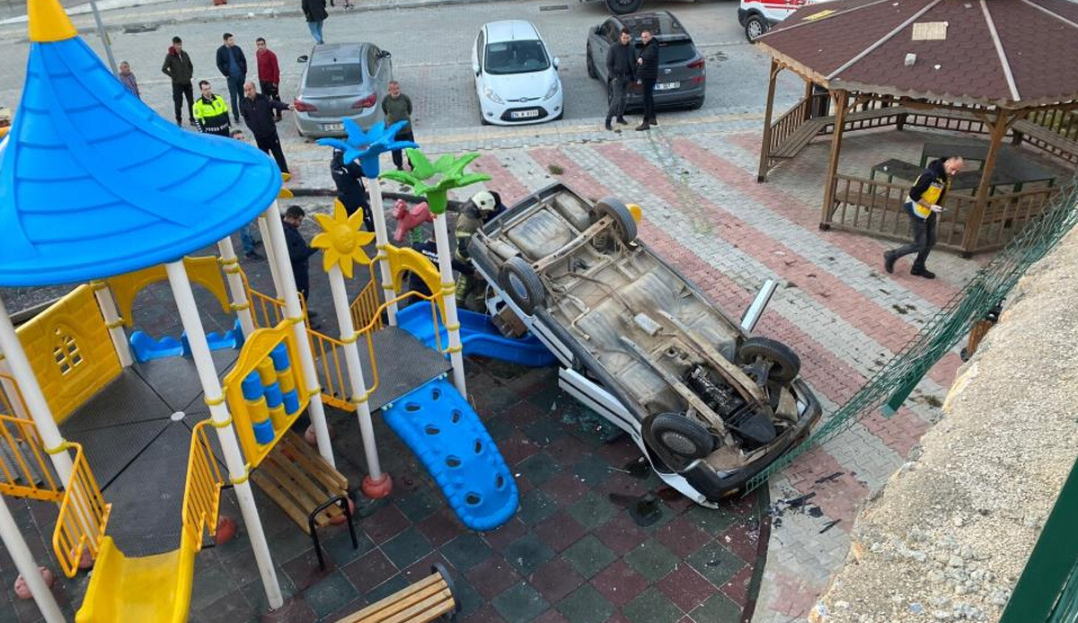 Otomobil çocuk parkına uçtu, sürücü yaralandı Otomobil çocuk parkına uçtu, sürücü yaralandı
