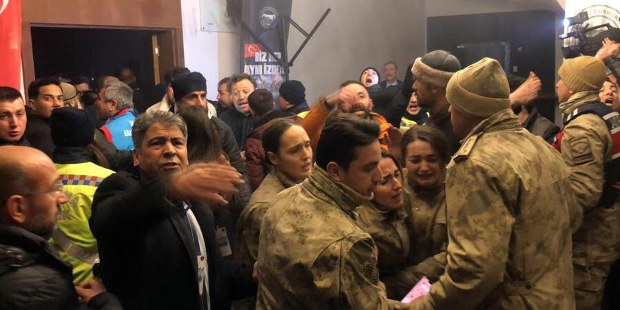 Son dakika: Sarıkamış şehitlerini anma etkinliğinde platform çöktü: Yaralılar var Son dakika: Sarıkamış şehitlerini anma etkinliğinde platform çöktü: Yaralılar var