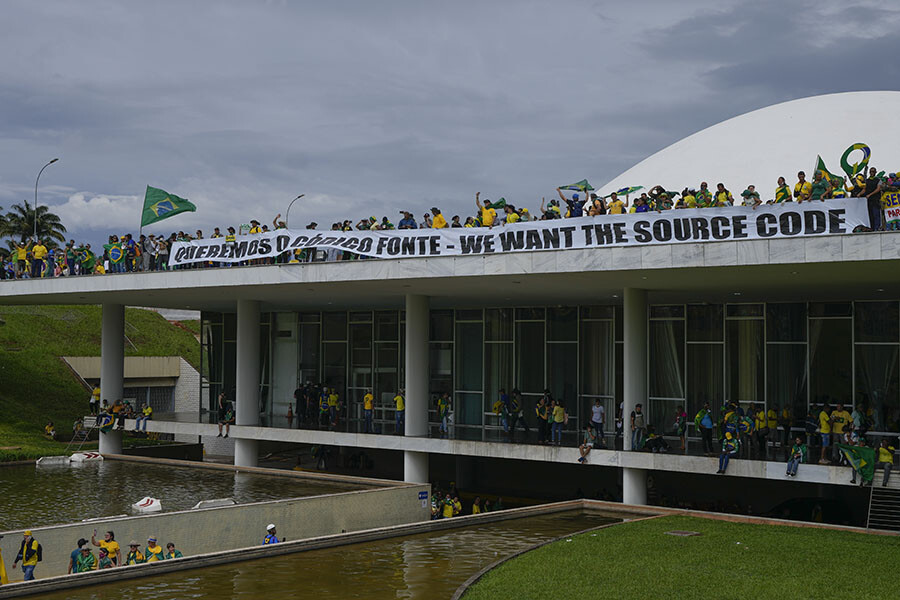 Brezilya karıştı! Bolsonaro destekçileri kongre binasını bastı