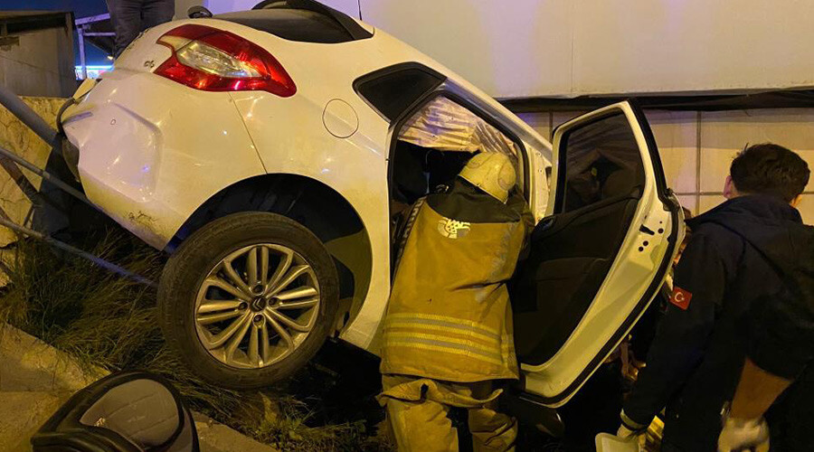 Bariyerlere çarpan otomobil merdivenlerde asılı kaldı: Sürücü 14 yaşında çıktı
