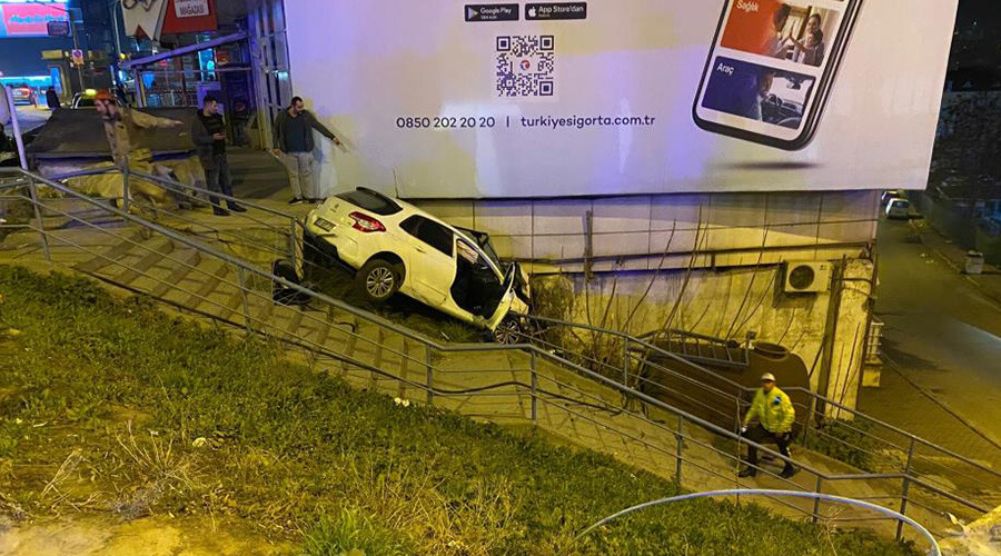 Bariyerlere çarpan otomobil merdivenlerde asılı kaldı: Sürücü 14 yaşında çıktı