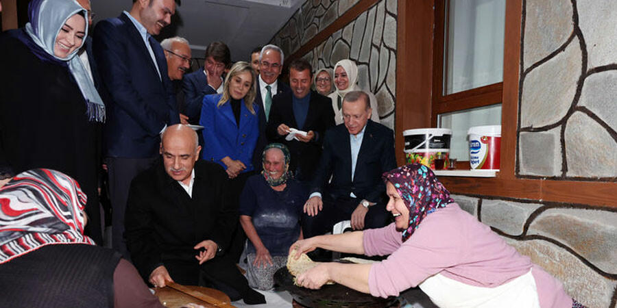 Gülümseten gözleme ziyafeti: Bakan Kirişçi pişirdi, Cumhurbaşkanı Erdoğan yedi Gülümseten gözleme ziyafeti: Bakan Kirişçi pişirdi, Cumhurbaşkanı Erdoğan yedi