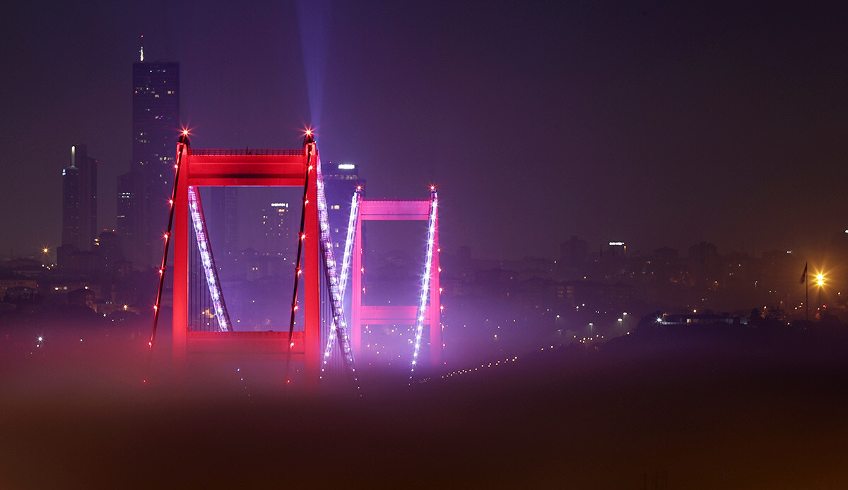 İstanbullular sise uyandı: Görüş mesafesi düştü, boğaz trafiğe kapatıldı