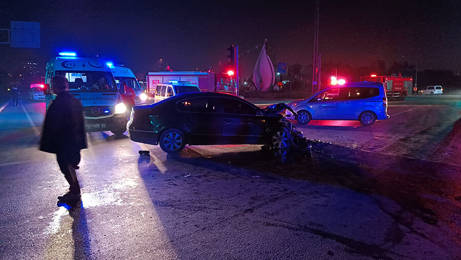 Gaziantep'te feci kaza! İşçi servisi otomobille çarpıştı, çok sayıda yaralı var Gaziantep'te feci kaza! İşçi servisi otomobille çarpıştı, çok sayıda yaralı var