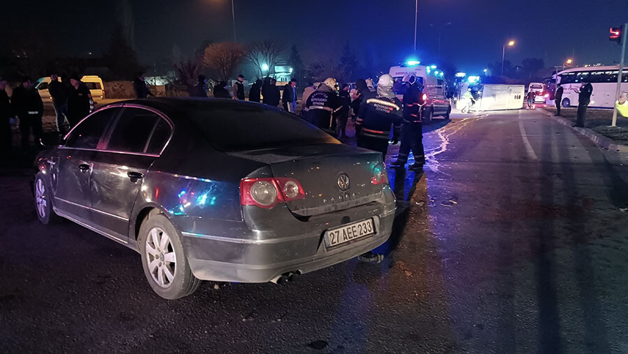Gaziantep'te feci kaza! İşçi servisi otomobille çarpıştı, çok sayıda yaralı var Gaziantep'te feci kaza! İşçi servisi otomobille çarpıştı, çok sayıda yaralı var