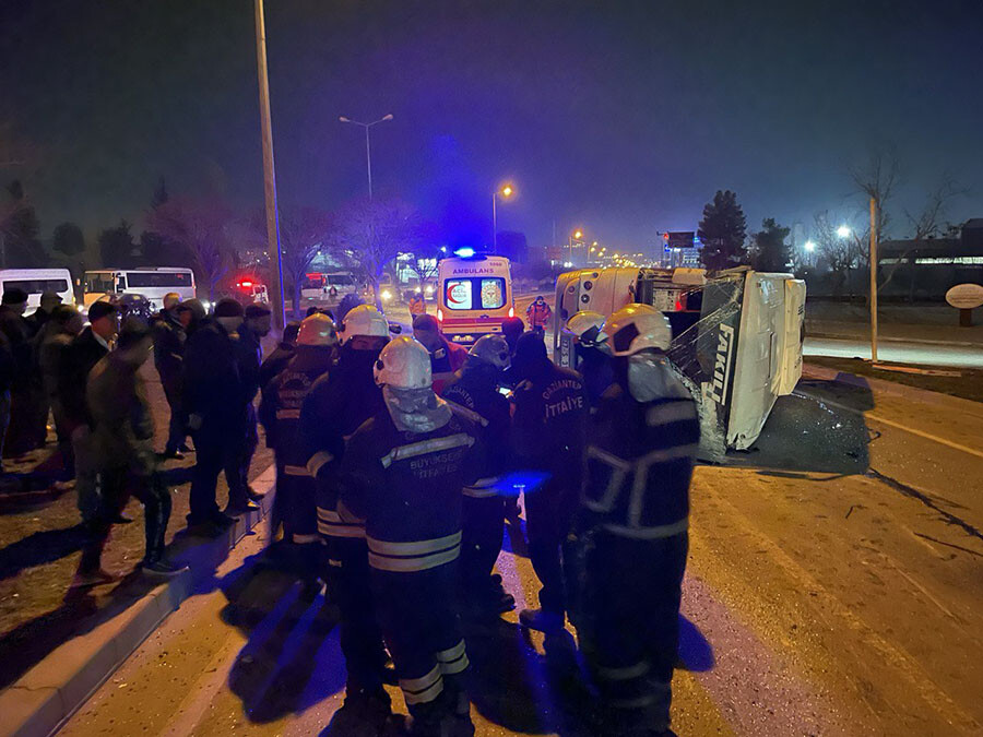 Gaziantep'te feci kaza! İşçi servisi otomobille çarpıştı, çok sayıda yaralı var Gaziantep'te feci kaza! İşçi servisi otomobille çarpıştı, çok sayıda yaralı var