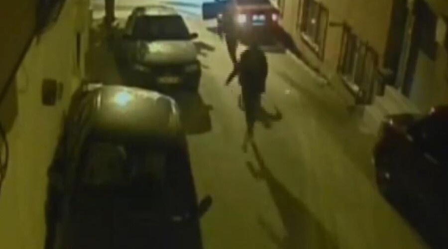Otomobil sahibinin mücadelesi kamerada: Camdan atladı, aracın kapısını açıp hırsızı durdurdu Otomobil sahibinin mücadelesi kamerada: Camdan atladı, aracın kapısını açıp hırsızı durdurdu