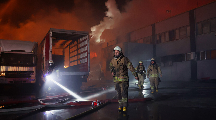 Arnavutköy’de 10 bin metrekarelik fabrika alev alev yandı