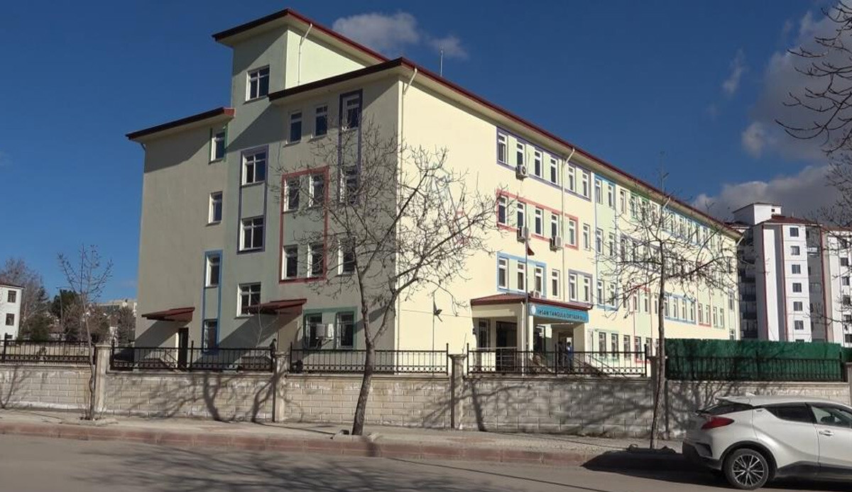 Sınava sonucu kötü gelen öğrenci 2. kattan atladı