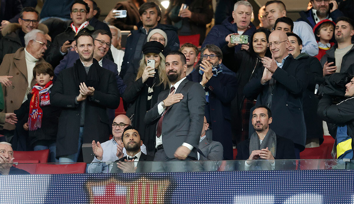 Dev maçta büyük gurur! Arda Turan ayakta alkışlandı Dev maçta büyük gurur! Arda Turan ayakta alkışlandı