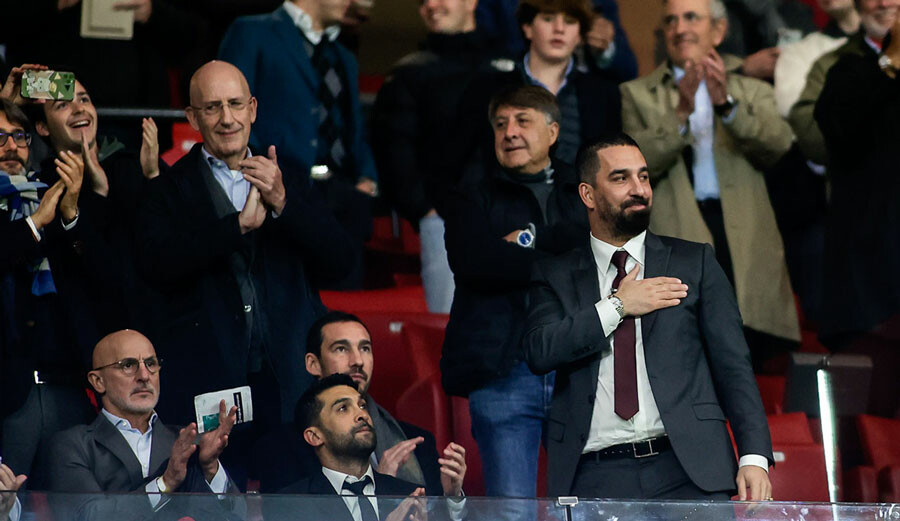 Dev maçta büyük gurur! Arda Turan ayakta alkışlandı Dev maçta büyük gurur! Arda Turan ayakta alkışlandı