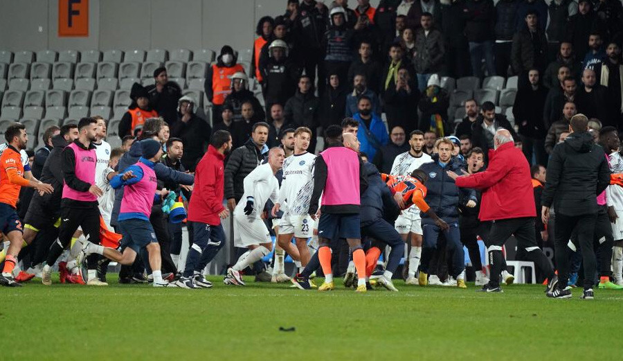 Emre Belözoğlu Okaka'yı savundu; 