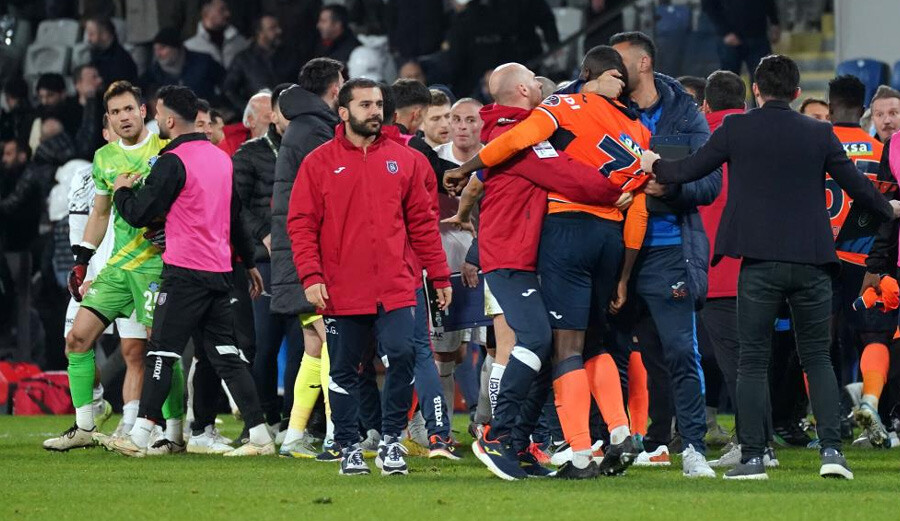 Emre Belözoğlu Okaka'yı savundu; 