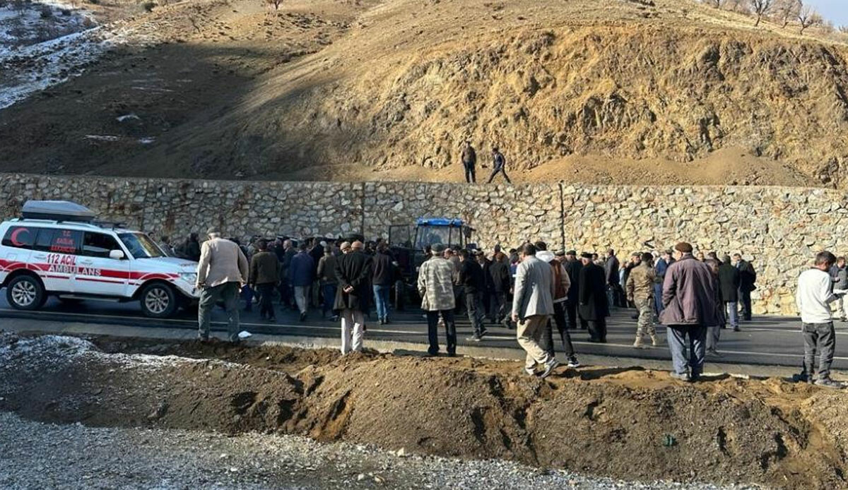 Siirt'te korkunç kaza! Minibüs devrildi, çok sayıda yaralı var  Siirt'te korkunç kaza! Minibüs devrildi, çok sayıda yaralı var