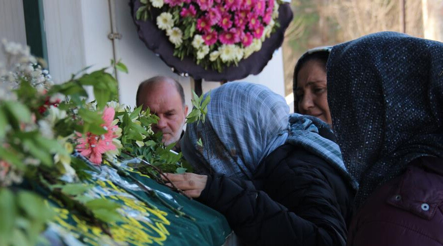 Annesinin tabutunu taşırken gözyaşlarına boğuldu: Çok ağır, taşıyamıyorum
