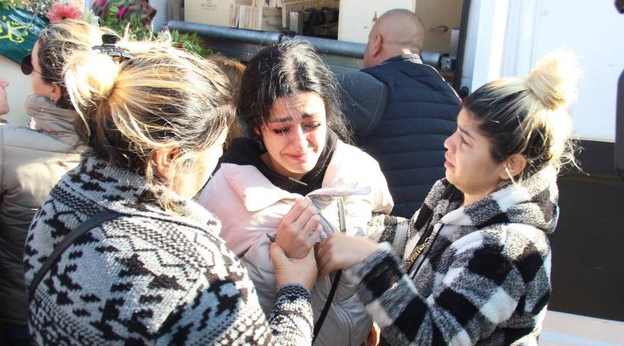 Annesinin tabutunu taşırken gözyaşlarına boğuldu: Çok ağır, taşıyamıyorum