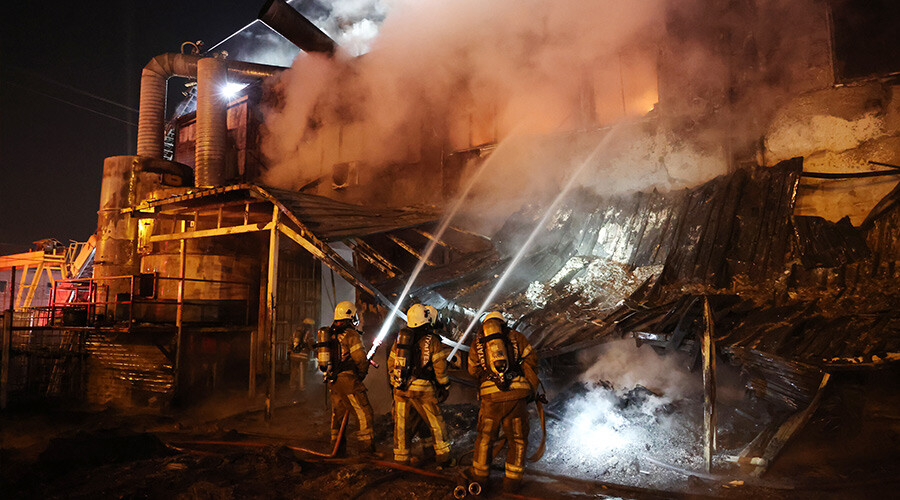 Arnavutköy’de 10 bin metrekarelik fabrika alev alev yandı