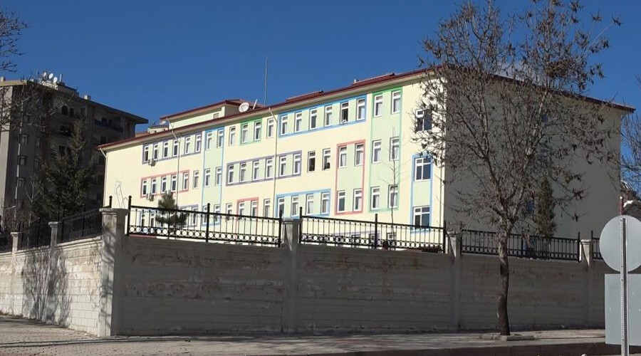 Sınava sonucu kötü gelen öğrenci 2. kattan atladı Sınava sonucu kötü gelen öğrenci 2. kattan atladı