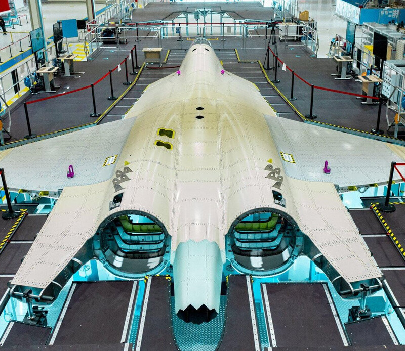 <h3><strong>MİLLİ MUHARİP UÇAK İNSANSIZ MI?</strong></h3><p>Milli Muharip Uçak'ın <strong>MUM-T </strong>(Manned Unmanned Teaming / İnsanlı İnsansız Ekip) yeteneğini en yüksek verimlilikle kullanması planlanıyor. Bu nedenle, muharip uçağa eklenecek koltukla birlikte arka koltuktaki pilot, Bayraktar Kızılelma’da olduğu gibi insansız hava araçlarını yönetebilecek. </p>