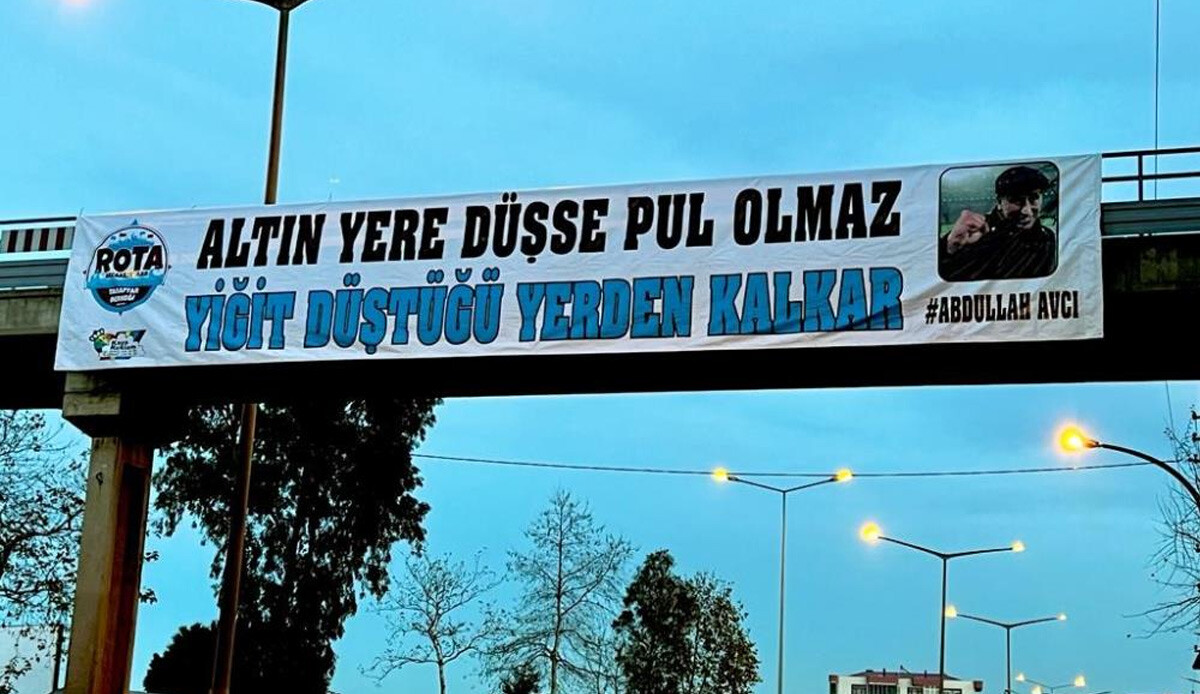 Trabzonspor taraftarları Abdullah Avcı için üst geçite destek pankart astı Trabzonspor taraftarları Abdullah Avcı için üst geçite destek pankart astı
