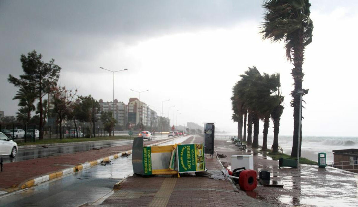 Kuvvetli yağış Antalya'yı kırdı, geçti! Ağaçlar yerinden söküldü, ulaşım aksadı Kuvvetli yağış Antalya'yı kırdı, geçti! Ağaçlar yerinden söküldü, ulaşım aksadı