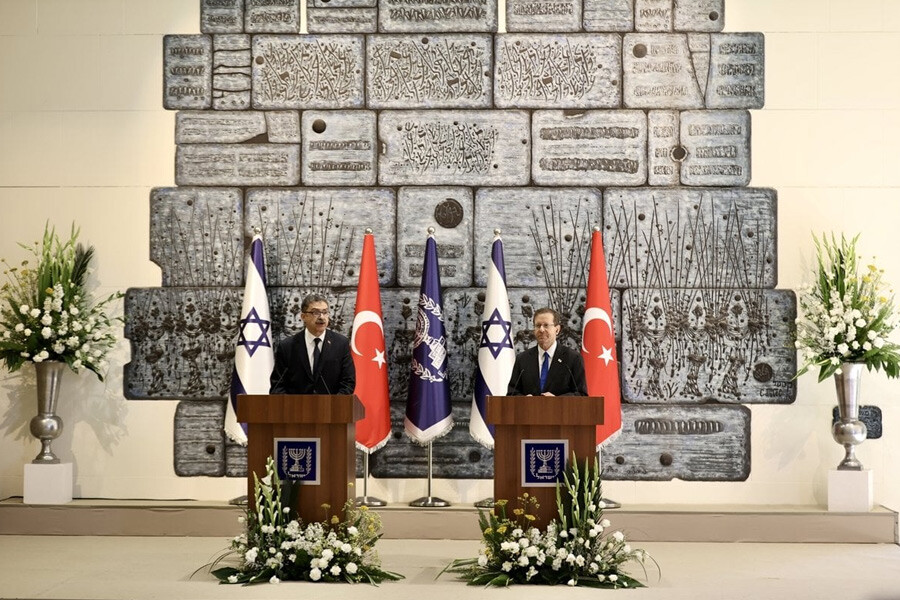 Türkiye'nin İsrail Büyükelçisi Torunlar, Cumhurbaşkanı Herzog’a güven mektubunu sundu Türkiye'nin İsrail Büyükelçisi Torunlar, Cumhurbaşkanı Herzog’a güven mektubunu sundu
