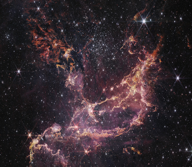 <p>NASA, <strong>James Webb Uzay Teleskobu </strong>tarafından çekilen nefes kesen bir görüntüyü yayınladı. Dünya'dan 200 bin ışık yılı uzaklıkta bulunan genç bir yıldız kümesi olan <strong>NGC 346</strong>'yı gösteren fotoğraf sosyal medyada beğeni yağmuruna tutuldu. Yıldız kümesinin <strong>Küçük Macellan Bulutu </strong>adı verilen cüce galakside (gökada) yer aldığı açıklandı. </p>