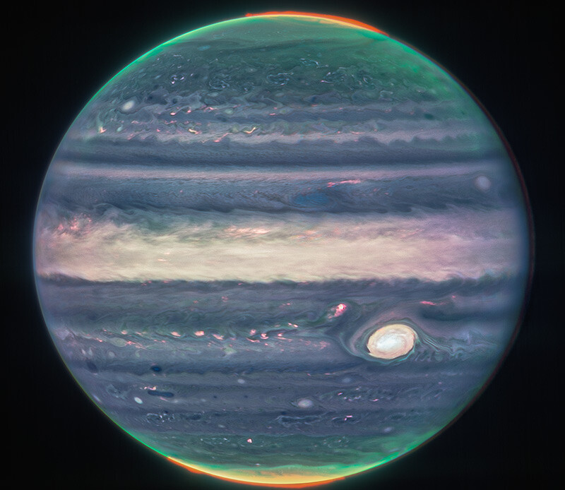 <p>Dünyanın en güçlü uzay teleskobu James Webb (JWST), 25 Aralık 2021'de fırlatıldı ve o zamandan beri evrenin eşsiz görüntülerini çekerek dünyadaki bilim insanlarına gönderiyor. Örneğin <strong>JWST, Jüpiter'in şimdiye kadar görülmemiş ayrıntılarını yakın kızılötesi kamerası aracılığıyla çekerek göz alıcı görüntüler elde etti.</strong> Bu kızılötesi kameralar, insan gözüyle görülemeyen ancak ısı olarak algılanabilen radyant enerjinin yakalanmasına yardımcı olmakta. </p>