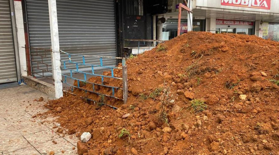 7 binlik kirayı 20 bin liraya çıkarttı, yine memnun olmadı! Dükkanın önüne kamyon dolusu kum yığdı 7 binlik kirayı 20 bin liraya çıkarttı, yine memnun olmadı! Dükkanın önüne kamyon dolusu kum yığdı