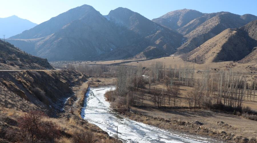 Soğuk hava yurdu etkisi altına aldı: Elektrik direkleri buz kesti