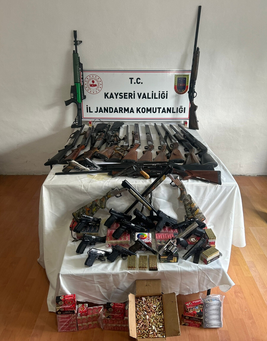 Kayseri'de düğünde maganda cinayeti: 15 kişi gözaltına alındı, evlerde cephanelik çıktı Kayseri'de düğünde maganda cinayeti: 15 kişi gözaltına alındı, evlerde cephanelik çıktı