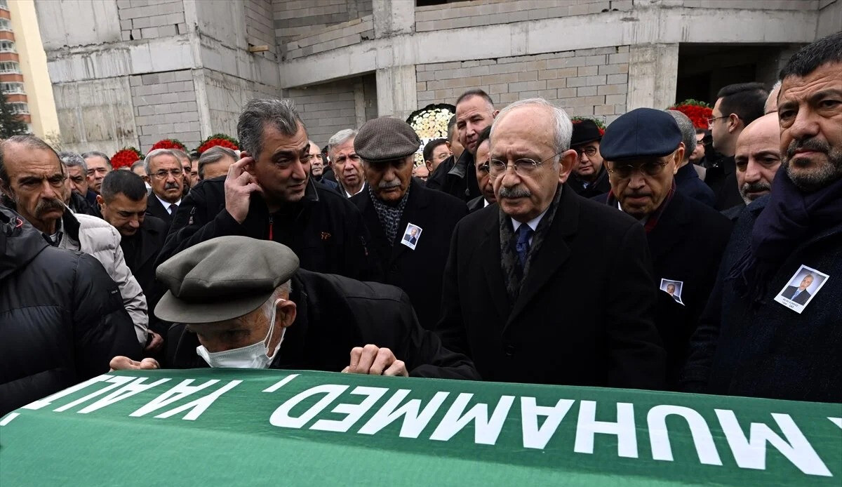 Kılıçdaroğlu'nun acı günü: Dayısının cenazesi Ankara'da toprağa verildi Kılıçdaroğlu'nun acı günü: Dayısının cenazesi Ankara'da toprağa verildi