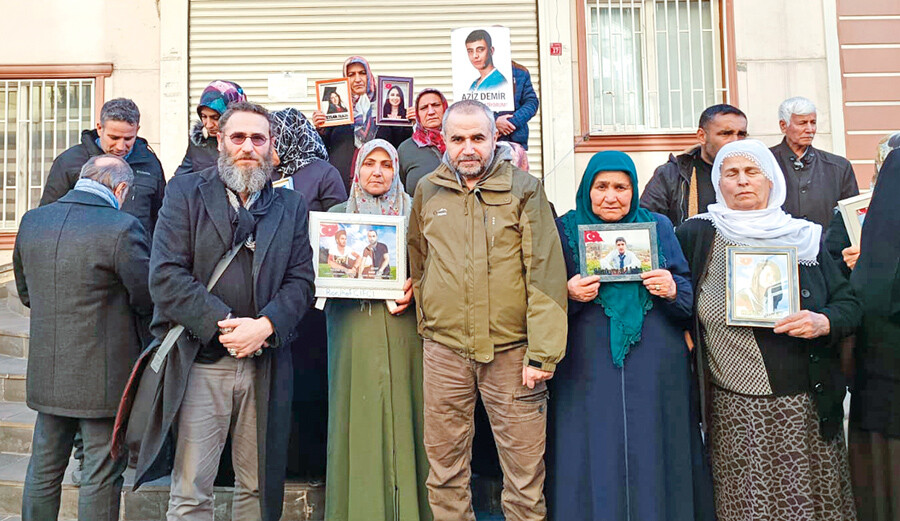 Nöbetteki analar 'PKK-HDP'nin maskesini düşürdü: Hainlerin hedefi dindar Kürtler Nöbetteki analar 'PKK-HDP'nin maskesini düşürdü: Hainlerin hedefi dindar Kürtler