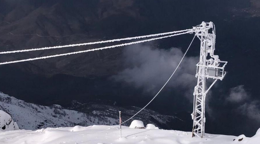 Soğuk hava yurdu etkisi altına aldı: Elektrik direkleri buz kesti