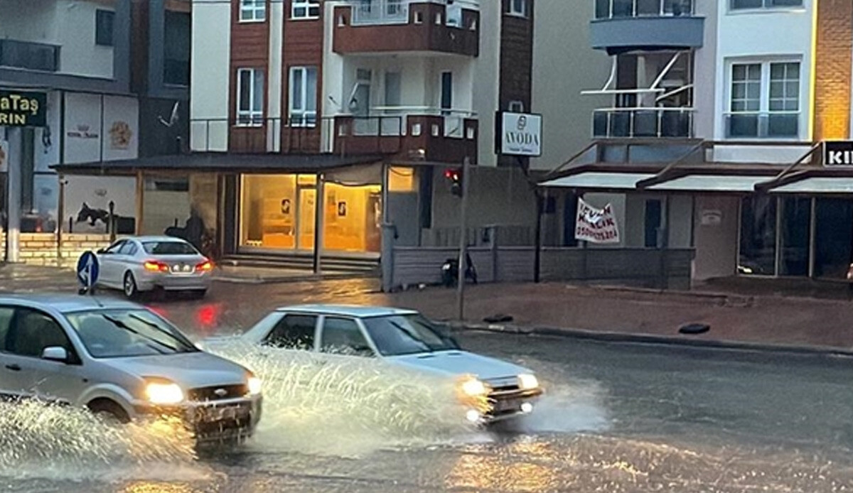 Antalya'nın Elmalı ilçesinde şiddetli yağış nedeniyle yarın eğitime ara verildi Antalya'nın Elmalı ilçesinde şiddetli yağış nedeniyle yarın eğitime ara verildi