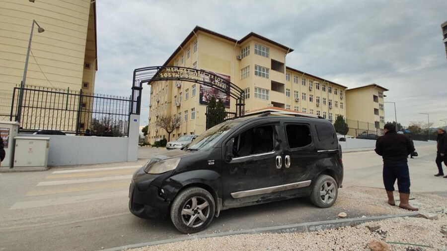 Mersin'de bir araç öğrencileri ezdi, yaralılar var Mersin'de bir araç öğrencileri ezdi, yaralılar var