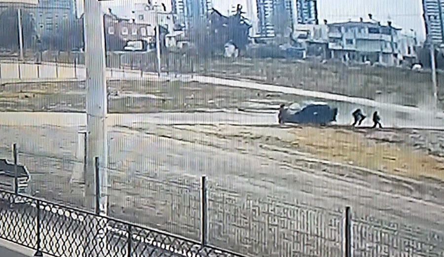 Mersin'de bir araç öğrencileri ezdi, yaralılar var Mersin'de bir araç öğrencileri ezdi, yaralılar var