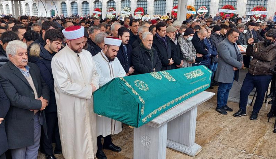 Ünlü müzisyen Burhan Çaçan son yolculuğuna uğurlandı, sevenleri cenazeye akın etti