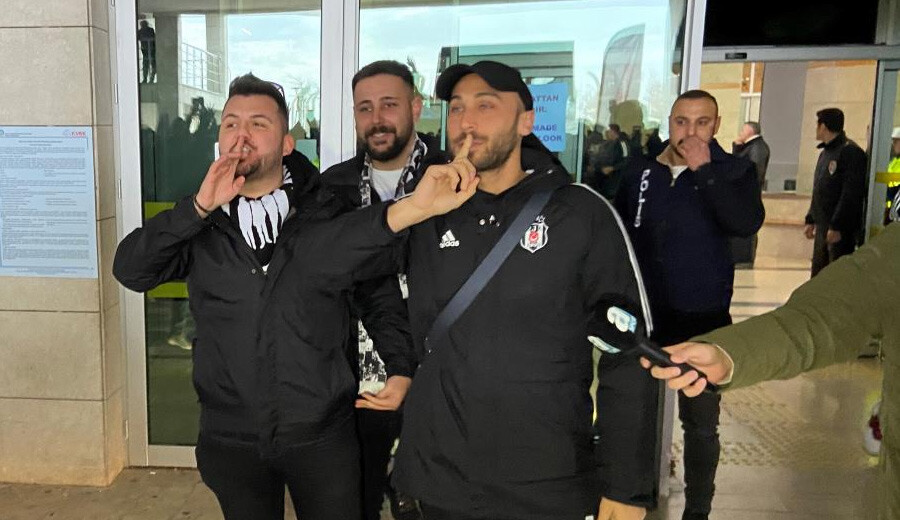 Cenk Tosun Konya'da Beşiktaş taraftarlarına üçlü çektirdi Cenk Tosun Konya'da Beşiktaş taraftarlarına üçlü çektirdi