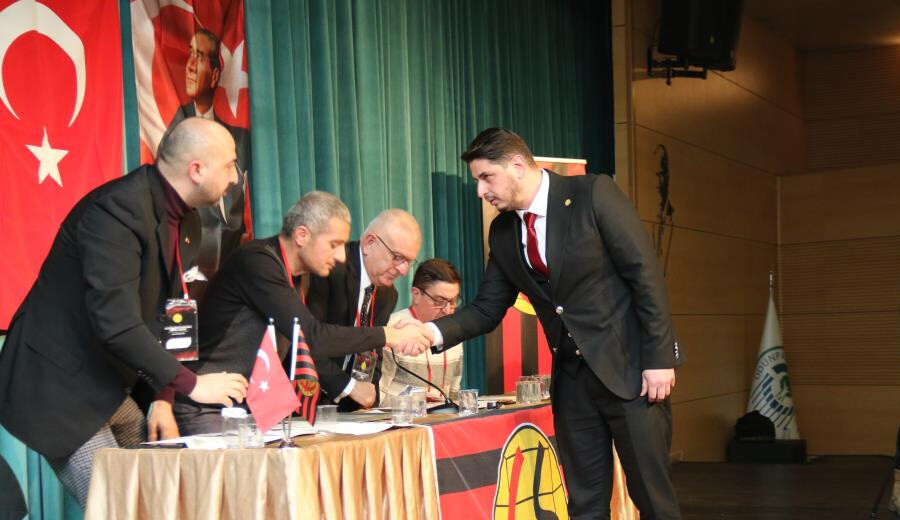 Eskişehirspor’un yeni başkanı Erkan Koca oldu... Borç tutarı 315 milyon TL Eskişehirspor’un yeni başkanı Erkan Koca oldu... Borç tutarı 315 milyon TL