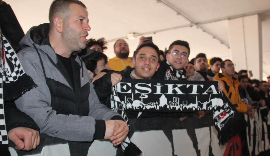 Cenk Tosun Konya'da Beşiktaş taraftarlarına üçlü çektirdi Cenk Tosun Konya'da Beşiktaş taraftarlarına üçlü çektirdi
