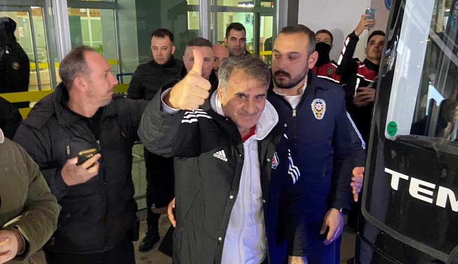 Cenk Tosun Konya'da Beşiktaş taraftarlarına üçlü çektirdi Cenk Tosun Konya'da Beşiktaş taraftarlarına üçlü çektirdi