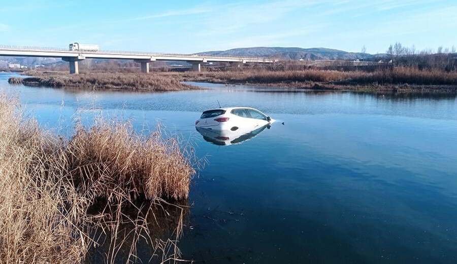 Babasının 4 gün önce aldığı arabayı Kızılırmak'a düşürdü