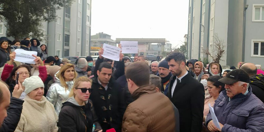 Fahiş zam protesto getirdi: 500 TL'lik site aidatı bin 415 TL'ye çıktı, site sakinleri isyan etti Fahiş zam protesto getirdi: 500 TL'lik site aidatı bin 415 TL'ye çıktı, site sakinleri isyan etti