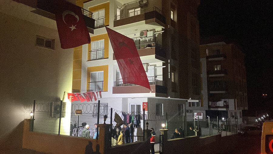 Fırat Kalkanı bölgesinden acı haber... Şehit ateşi Mersin'e düştü Fırat Kalkanı bölgesinden acı haber... Şehit ateşi Mersin'e düştü