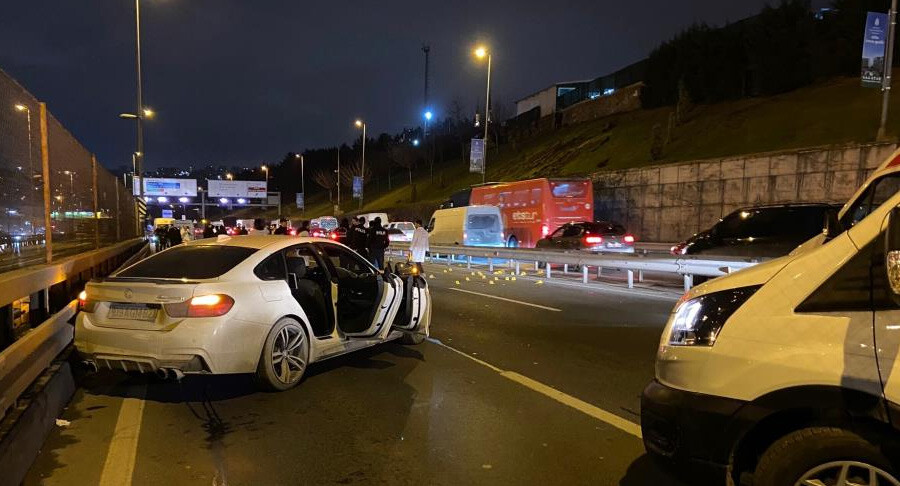 Haliç Köprüsü'nde otomobile silahlı saldırı! Ölü ve yaralılar var Haliç Köprüsü'nde otomobile silahlı saldırı! Ölü ve yaralılar var