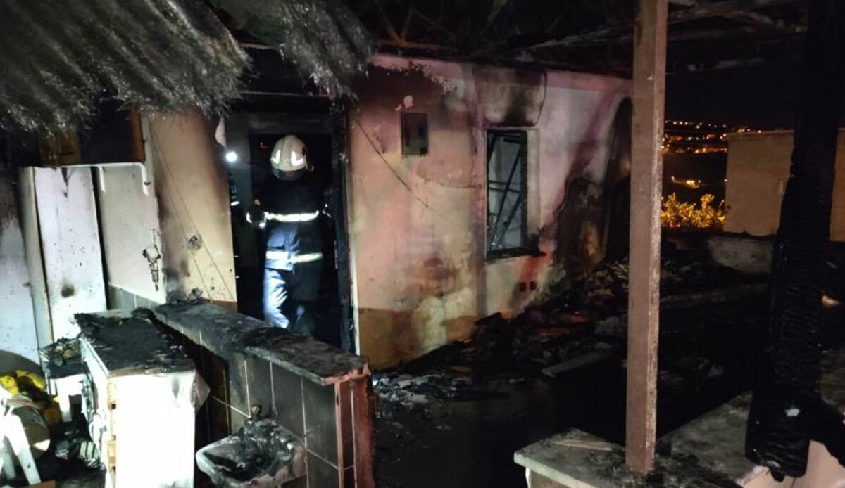 Tek katlı evde çıkan yangın sonrası koridorda korkunç manzara! Ekipler acı tabloyla karşılaştı