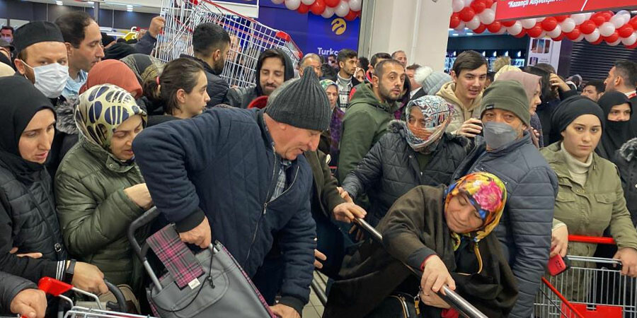 İndirimi duyan koştu: Kuyruğun sonu yok!